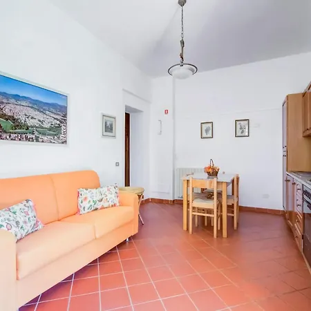 Flat With Swimming Pool And Air Conditioning דירה *