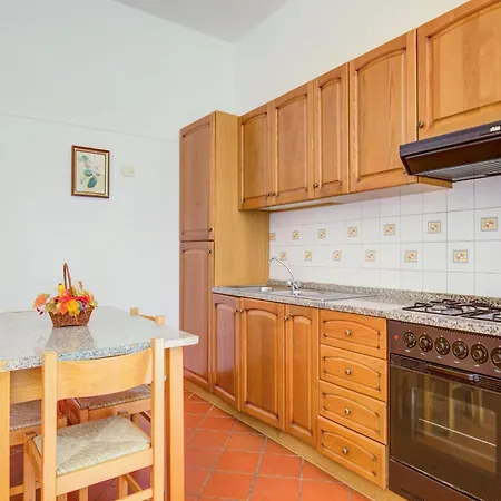 Flat With Swimming Pool And Air Conditioning דירה *